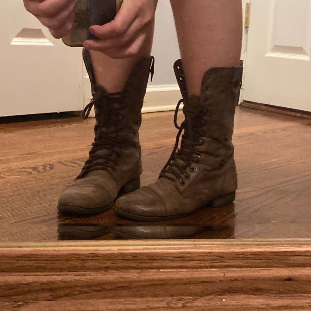 Steve Madden used combat boots. Size 7.5 zips up